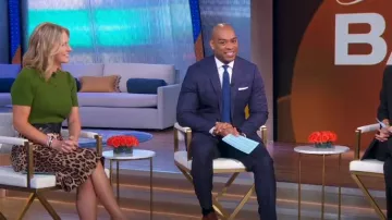 Loewe Anagram Pull brodé côtelé porté par Jennifer Ashton vu dans Good Morning America le 27 septembre 2023
