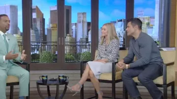Camisa de seda con estampado floral de Etro usada por Kelly Ripa como se ve en VIVO con Kelly y Mark el 22 de septiembre de 2023