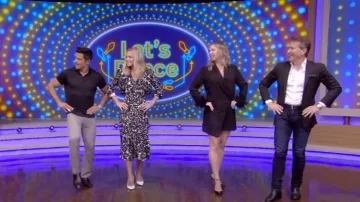La robe Attico Feather Cuff Mini Blazer de Kym Herjavec vue en LIVE avec Kelly et Mark le 25 septembre 2023