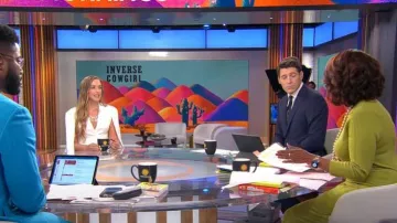 Adelyn Rae Thalia Cape Robe portée par Alicia Weigel vue dans CBS Mornings le 25 septembre 2023