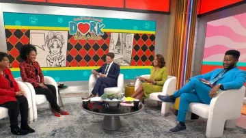 Robe pull taille corset New York & Company en pistache olive portée par Gayle King comme vu dans CBS Mornings le 25 septembre 2023