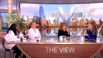 Veronica Beard Louama Tie-Neck Top usado por Sara Haines como se ve en The View el 27 de septiembre de 2023