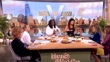 Alice + Olivia Rye High Waist Denim Maxi Skirt usada por Sara Haines como se ve en The View el 27 de septiembre de 2023