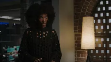 Maison Margiela Sudadera con capucha de gran tamaño perforada usada por Aleesha (Zainab Johnson) como se ve en Upload (S02E01)