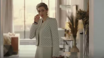 Sandro Hamy Veste portée par Ingrid Kannerman (Allegra Rose Edwards) comme on le voit dans Upload (S02E03)