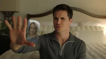 Suéter con punta de jardinero Reiss usado por Nathan Brown (Robbie Amell) como se ve en Upload (S02E03)
