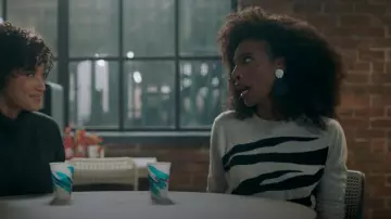 Banana Republic Relaxed Zebra Sweater usado por Aleesha (Zainab Johnson) como se ve en Upload (S02E03)