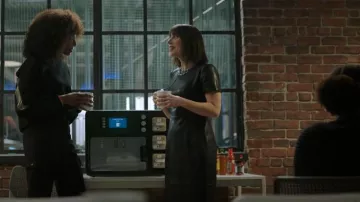 Boss Women’s Arieke Dress porté par Lucy (Andrea Rosen) comme on le voit dans Upload (S02E05)