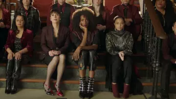 Jeffrey Campbell Ignatius Puntiagudo Botín usado por Aleesha (Zainab Johnson) como se ve en Upload (S02E05)