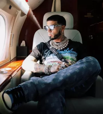 Camiseta Amiri Black & Tropical Eden Rock usada por Anuel AA en su cuenta de Instagram @anuel