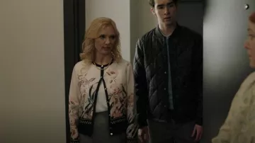 Ted Baker Miyyaa Cardigan usado por Batia (Yvetta Fischer) como se ve en Upload (S02E06)