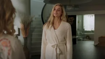 Skims Cozy Robe usado por Ingrid Kannerman (Allegra Rose Edwards) como se ve en Upload (S02E06)