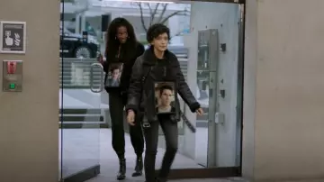 Fluevog Shoes Looney Boots usados por Aleesha (Zainab Johnson) como se ve en Upload (S02E06)