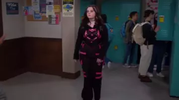 Tripp Nyc Pink Buckle Strap And Ring Pant porté par Nyx (Emma Shannon) vu dans Pretty Freekin Scary (S01E15)