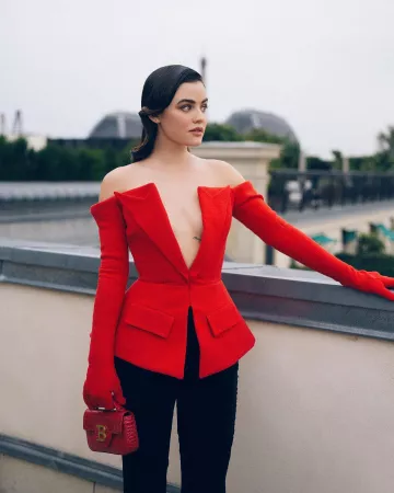 Pantalones Balmain Velvet usados por Lucy Hale en Balmain Show el 27 de septiembre de 2023