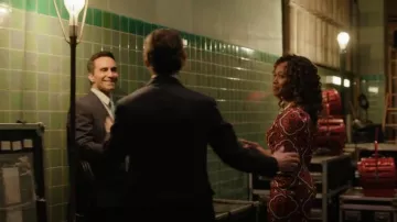 Asos Design Puff Sleeve Twist Front Midi Vestido usado por Christina Hunter como se ve en The Morning Show (S03E04)