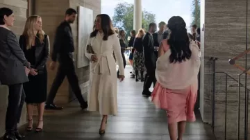 Tory Burch Kira Chevron Cartera de cuero acolchada en una cadena en guijarros usada por Mia Jordan (Karen Pittman) como se ve en The Morning Show (S03E04)