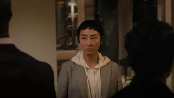 Blazer en laine Loewe Longline à poitrine unique porté par Stella Bak (Greta Lee) vu dans The Morning Show (S03E04)