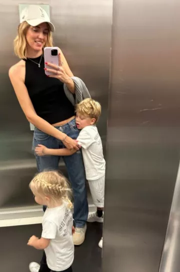 Funda de silicona para iPhone de Apple con Magsafe en lila usada por Chiara Ferragni en su historia de Instagram el 28 de septiembre de 2023