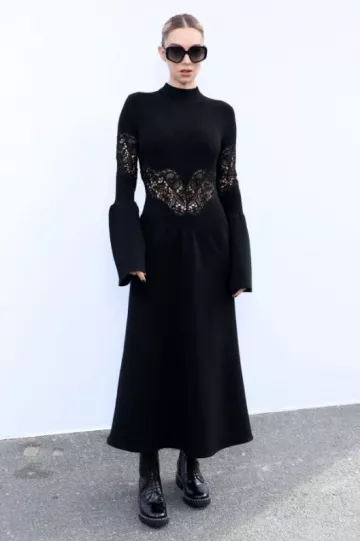 Chloé Lower Impact Compact Wool Blend Rib Knit Maxi Dress usado por Vanessa Kirby en Chloe Show el 28 de septiembre de 2023