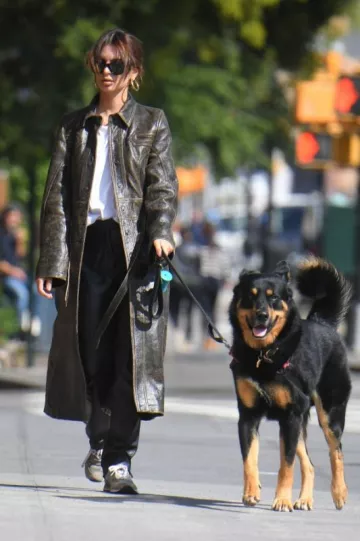 Jennifer Fisher Bijoux Bébé Samira Hoops Boucles d’oreilles portées par Emily Ratajkowski à New York le 27 septembre 2023