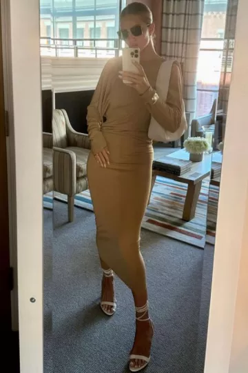 Sac à bandoulière en cuir Khaite Elena porté par Rosie Huntington-Whiteley à New York le 27 septembre 2023