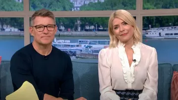 & Other Stories Ruffle Trim Silk Bluse in Off White usado por Holly Willoughby como se ve en This Morning el 25 de septiembre de 2023