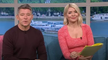 Nobody's Child Pink Scoop Neck Collar Knitted Top usado por Holly Willoughby como se ve en This Morning el 27 de septiembre de 2023