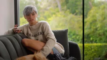 The Elder Statesman Cashmere Sweater usado por Charli D'Amelio como se ve en The D'Amelio Show (S03E03)