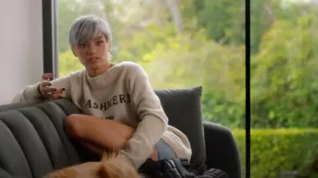 The Elder Statesman Cashmere Sweater usado por Charli D'Amelio como se ve en The D'Amelio Show (S03E03)