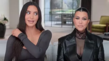 Skims Vintage Scoop Neck Top porté par Kim Kardashian vu dans The Kardashians (S04E01)