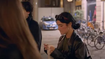 Prada 0PR 09ZS usado por Charli D'Amelio como se ve en The D'Amelio Show (S03E03)