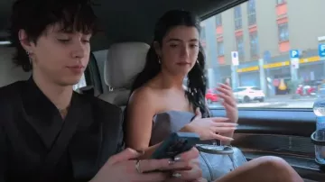 Prada Medium Antique Nappa Leather Top Handle Bag usado por Charli D'Amelio como se ve en The D'Amelio Show (S03E03)