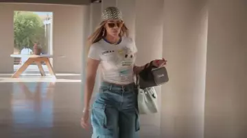 Bufanda Dior Oblique Diortwin 90 Square usada por Khloé Kardashian como se ve en The Kardashians (S04E01)