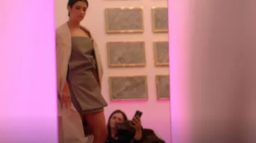 Prada Nylonette de un solo pecho y abrigo de algodón de Panamá usado por Charli D'Amelio como se ve en The D'Amelio Show (S03E03)
