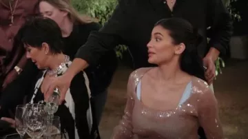 Tom Wood Step Huggies Mini porté par Kylie Jenner vu dans The Kardashians (S04E01)