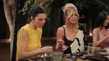 Proenza Schouler Maxi Robe en jersey froncé portée par Kendall Jenner vue dans The Kardashians (S04E01)