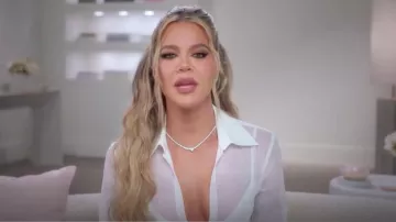 Chemise corset blanche Dion Lee portée par Khloé Kardashian vue dans The Kardashians (S04E01)