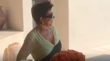 Robe Céline en maille jaune et noire portée par Kris Jenner vue dans The Kardashians (S04E01)