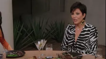 Robe à manches longues Dolce & Gabbana à imprimé zèbre portée par Kris Jenner vue dans The Kardashians (S04E01)