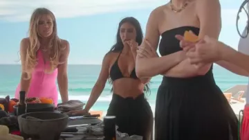 Skims Signature Swimtriangle Top porté par Kim Kardashian vu dans The Kardashians (S04E01)