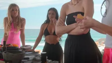 Jupe Skims Swim Sarong Swim portée par Kim Kardashian vue dans The Kardashians (S04E01)