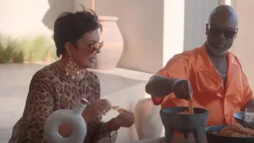 Dolce & gabbana Imprimé léopard Mousseline de soie Caftan porté par Kris Jenner vu dans The Kardashians (S04E01)