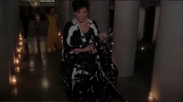 Tom ford Tie-Dyed Oversize Silk Caftan usado por Kris Jenner como se ve en The Kardashians (S04E01)