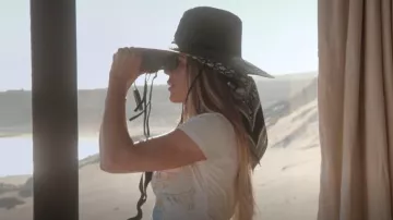 James perse Hecho Noir Sun Hat porté par Khloé Kardashian vu dans The Kardashians (S04E01)