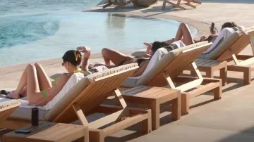 Heavy Matters Little Darling Bikini Bottom porté par Kendall Jenner vu dans The Kardashians (S04E01)