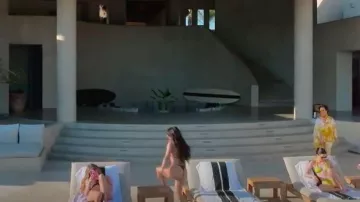 Heavy Matters 'Little Darling' Triangle Front Tie Top porté par Kendall Jenner comme on le voit dans The Kardashians (S04E01)