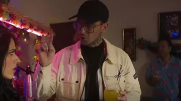 Barbour Jack­et Chalk worn by Vinnie (Joe Gilgun) as seen in Brassic (S05E02)