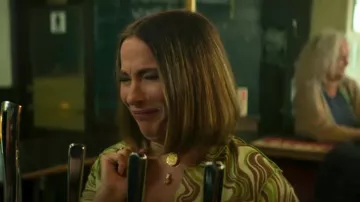 H&M Tie Front Chiffon Blusa usada por Sugar (Joanna Higson) como se ve en Brassic (S05E01)