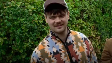 Chaqueta de festival de gran tamaño de diseño de Asos usada por Tommo (Ryan Sampson) como se ve en Brassic (S05E01)